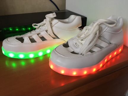 Светящиеся кроссовки