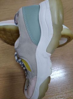 Кроссовки на девочку 35 рр