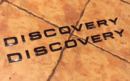 Буквы(слово) на капот от Discovery 5 (б/у)