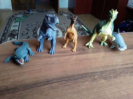 5 фигурок животных (акула и динозавры )