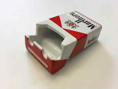 Пепельница мальборо. Пепельница мальборо красная. Пепельница для сигарет мальборо. Пепельница мальборо. Девушка с нотами кусинское литьё пепельница.