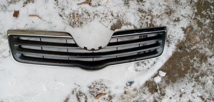 Решётка радиатора Toyota Avensis