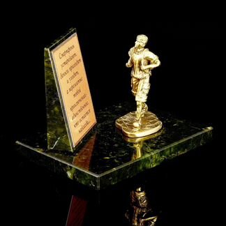 Фигурка на камне 