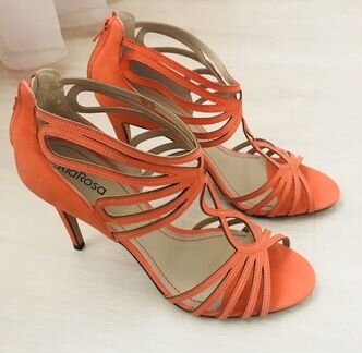 Белые и яркие босоножки