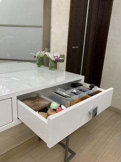 Туалетный столик/консоль