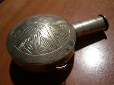 Винтажный металлический флакон