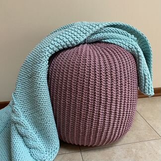 Вязаный пуф пудровая роза