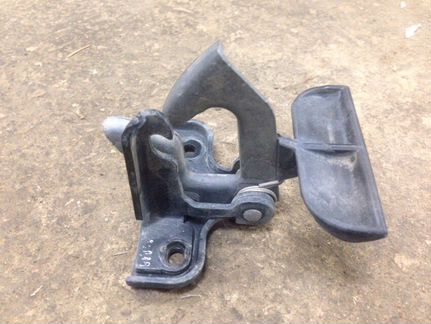 Мерседес 164 предохранительный крюк капота