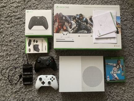 Xbox One S 1tb + 2 джойстика и зарядная станция