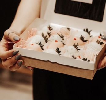 Подарок из ягод и цветов