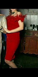 Платье с перьями