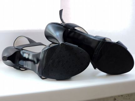 Босоножки чёрные из кожзаменителя (новые)