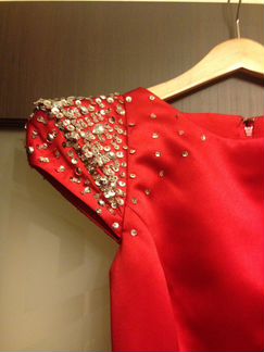 Платье с пайетками и рукавами в стойке