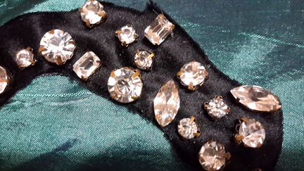 Кристаллы сваровски в цапах разные пришивные светл